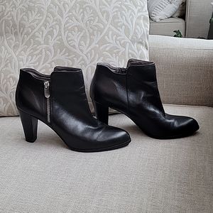 Adrienne Vittadini Black Sz 9 Ankle Boot